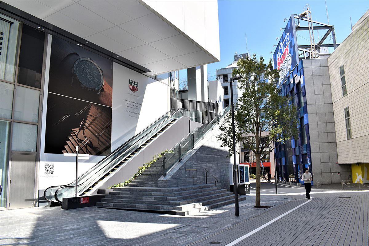 立体街路 1Fエスカレーター前①