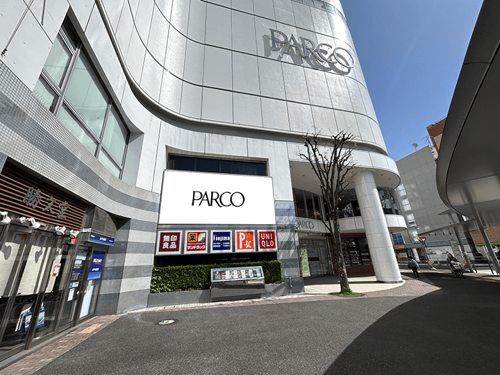 調布PARCO 正面入口前大看板