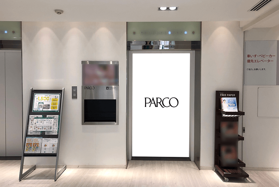 福岡PARCO エレベーター扉（出力シート貼り）