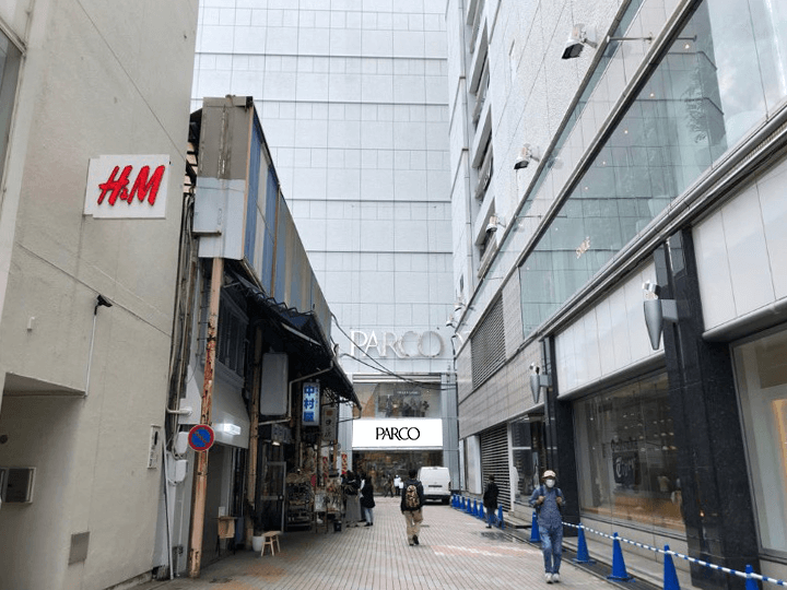 広島PARCO 新館壁面 下部（本通り正面）