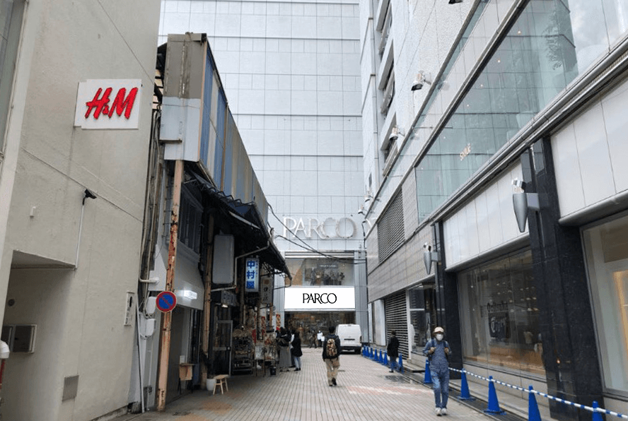 広島PARCO 新館壁面 下部（本通り正面）