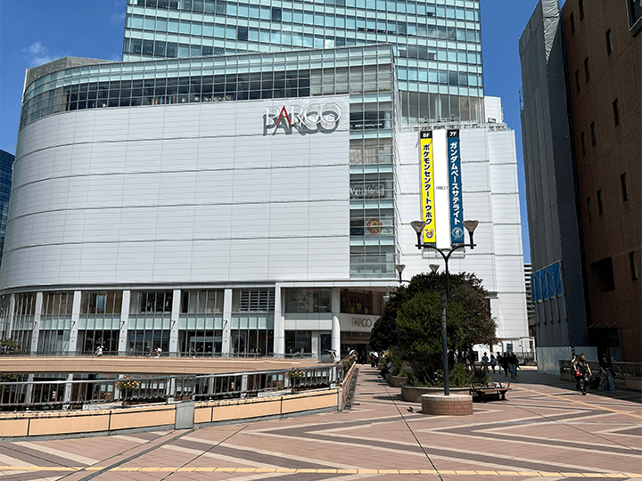 仙台PARCO 本館壁面 懸垂幕（仙台駅ペデストリアンデッキ正面）