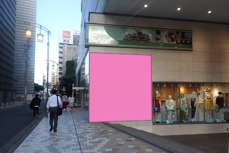 西館1Fエントランス ショーウィンドウ横壁面