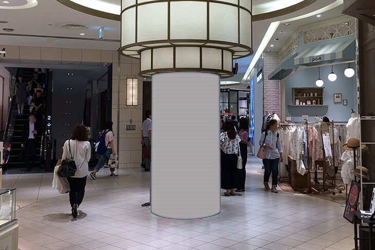 本館・2F降りエスカレーター前柱シート巻