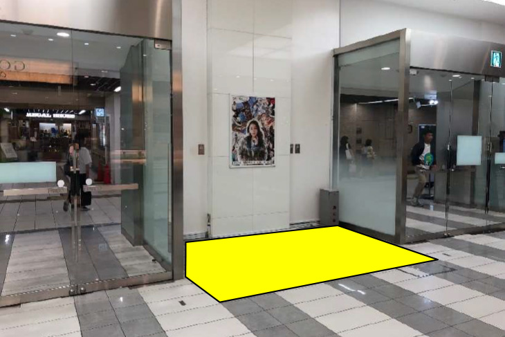 地下1階正面入口スペース