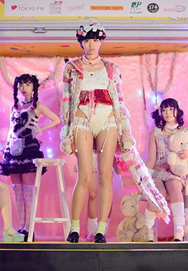 「シブカル祭。2014」ファッションショー(2014)あの(ゆるめるモ!)、アリスムカイデ、上原亜衣、うちだゆうほ、金子理江(LADYBABY)、恋汐りんご(バンドじゃないもん!)、武居詩織、永井亜子、水玉らむね、山田愛菜、来夢、るうこ