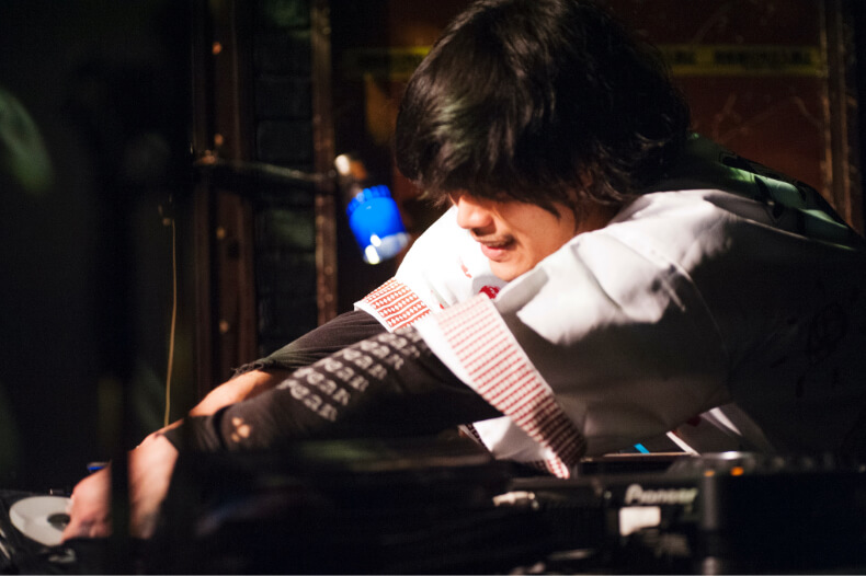 「シブカル音楽祭。」(2015)。全力でオーディエンスを盛り上げるTOMMY氏のDJパフォーマンス。